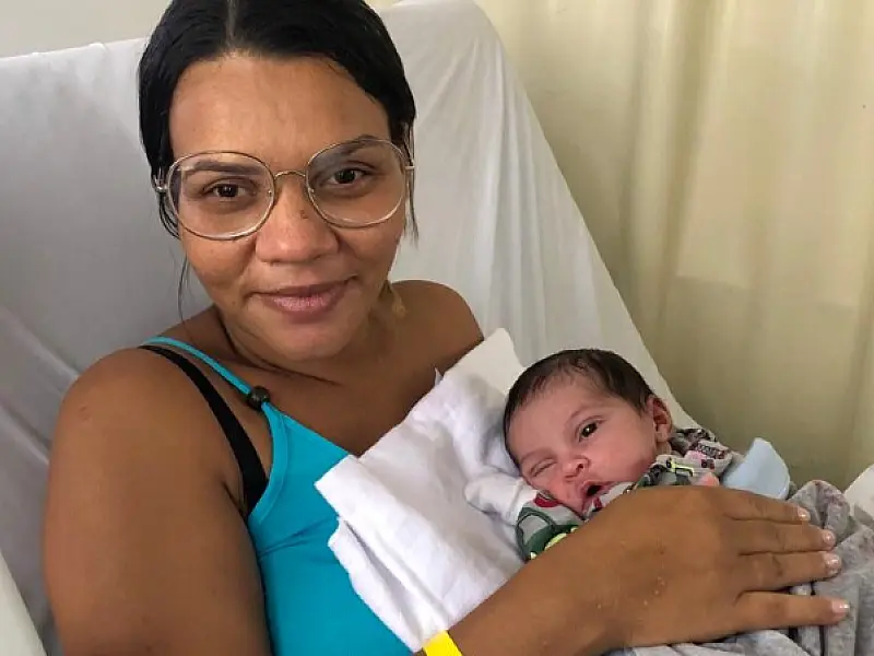 Ela tomou um susto quando soube que estava grávida após 9 anos; hoje curte seu mais novo presente