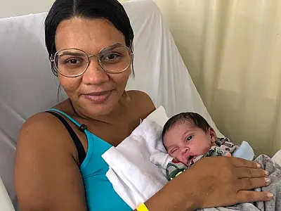 Ela tomou um susto quando soube que estava grávida após 9 anos; hoje curte seu mais novo presente