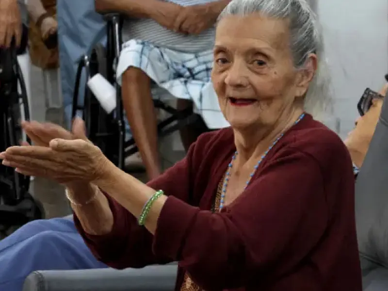 Alunos do PIC Vila Alice doam peças de crochê para idosos do Lar São Francisco de Assis