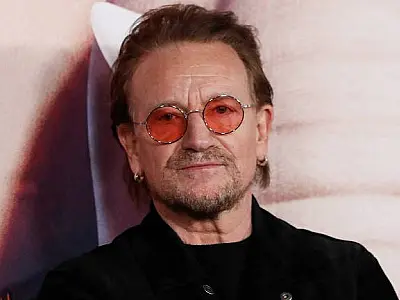 Bono diz ter vergonha de maioria das músicas do U2