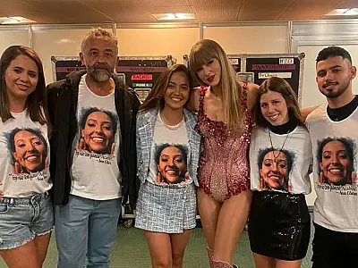 Taylor Swift tira foto no camarim com família de Ana Benevides, recebida como VIP em último show