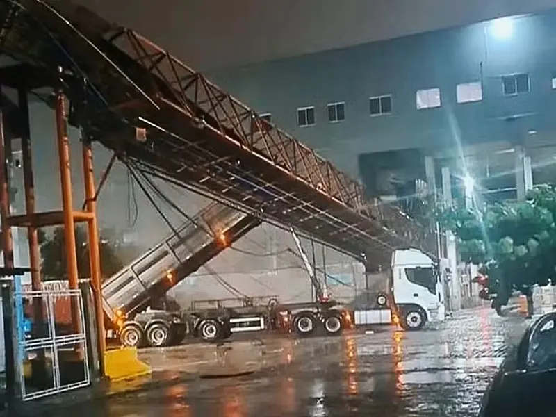 Caminhão atinge esteira no Porto de Santos por conta da caçamba levantada