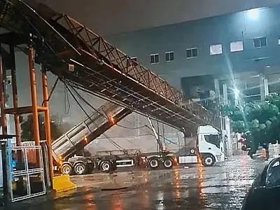Caminhão atinge esteira no Porto de Santos por conta da caçamba levantada
