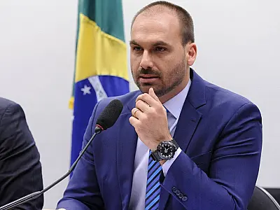 Eduardo Bolsonaro sugere adiar 2º turno para direito de resposta ao pai