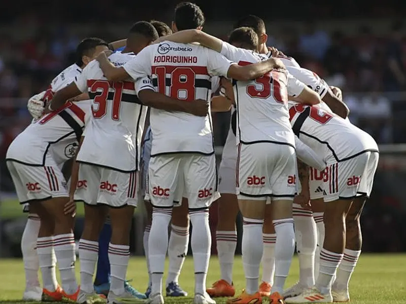 Em uma partida muito movimentada, disputada no estádio do Morumbi, o São Paulo derrotou o Fluminense
