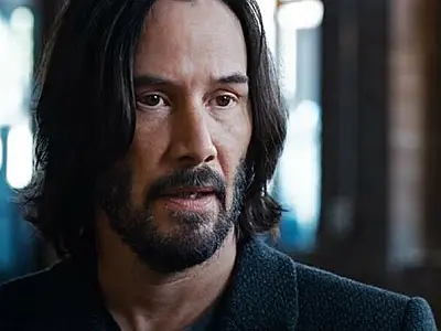 Keanu Reeves presenteia equipe com motos e relógios