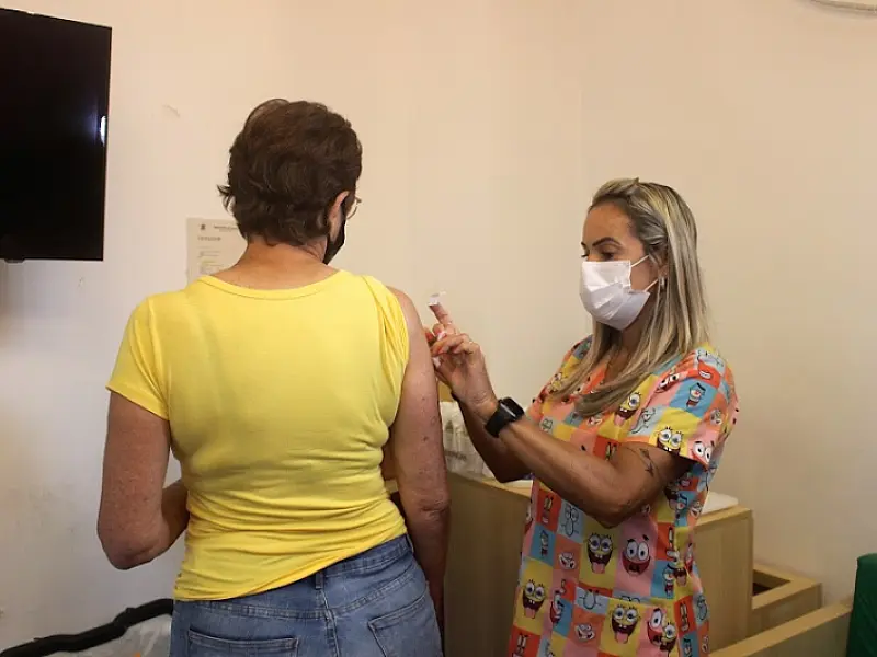 2.053 doses da bivalente são aplicadas no primeiro dia de vacinação com o imunizante