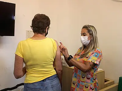 2.053 doses da bivalente são aplicadas no primeiro dia de vacinação com o imunizante