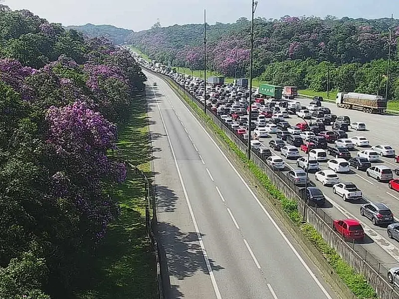 Mais de 215 mil veículos já desceram a serra para passar o Carnaval na Baixada Santista