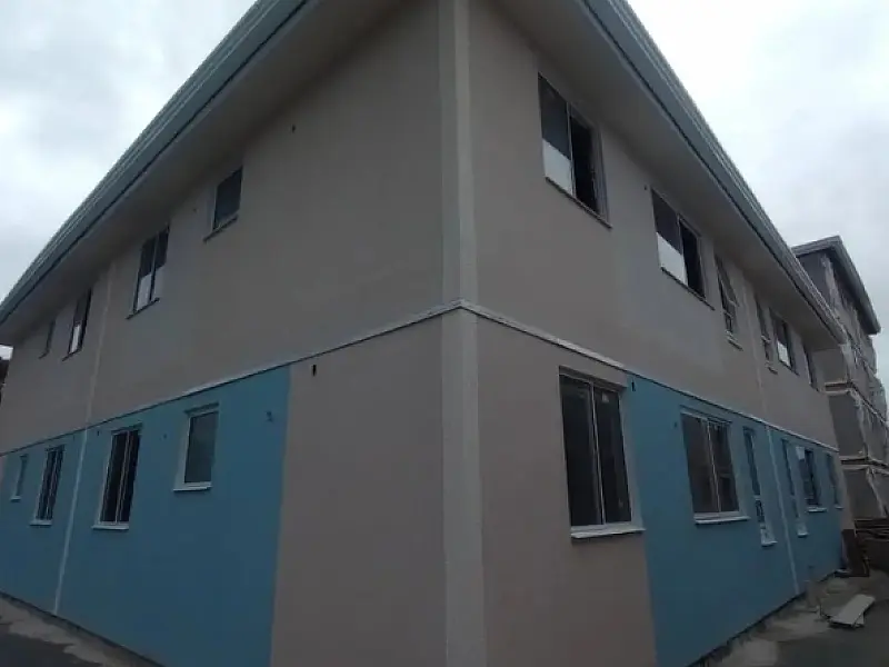 Concluída a pintura externa do primeiro prédio do Parque Palafitas, em Santos