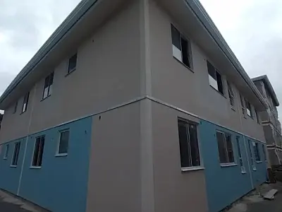 Concluída a pintura externa do primeiro prédio do Parque Palafitas, em Santos
