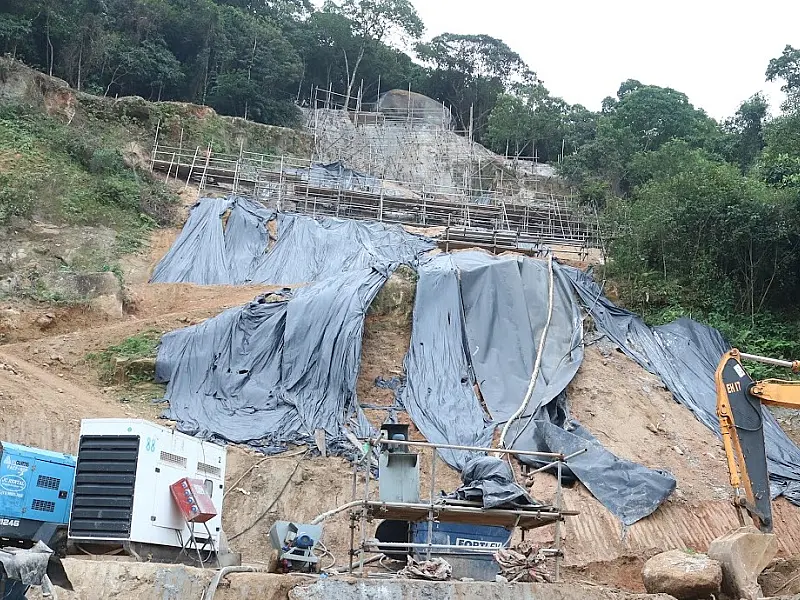 Pedra ganha proteção em obra que dará mais segurança a moradores de morro