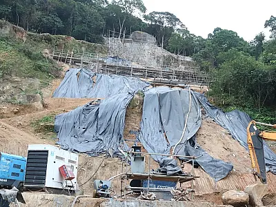 Pedra ganha proteção em obra que dará mais segurança a moradores de morro
