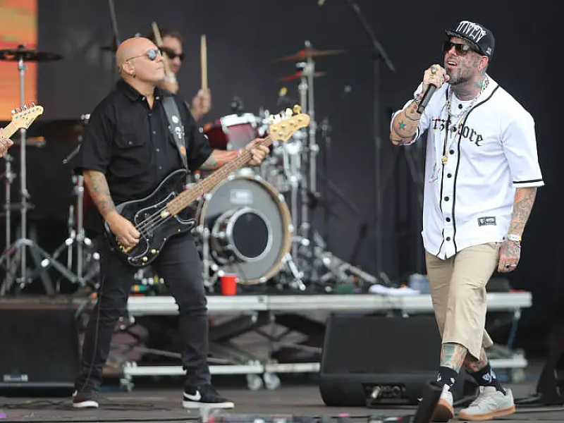 Lollapalooza abre com 'fora, Bolsonaro' e Tico Santa Cruz rebola como Anitta