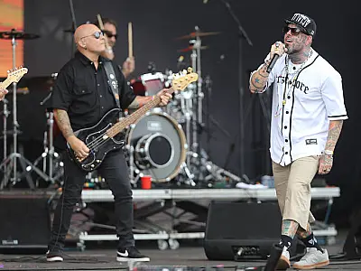 Lollapalooza abre com 'fora, Bolsonaro' e Tico Santa Cruz rebola como Anitta