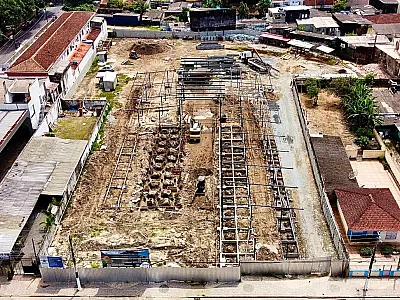 Obra da nova Feira do Bem em Bertioga ganha forma com estrutura metálica e outros serviços