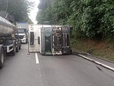 Caminhão tomba e causa congestionamento de horas na rodovia Anchieta