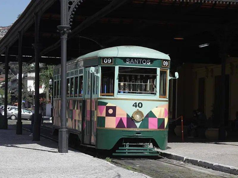 Mulheres de camiseta rosa podem fazer passeio de bonde grátis em Santos