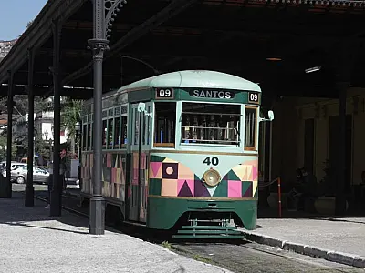 Mulheres de camiseta rosa podem fazer passeio de bonde grátis em Santos