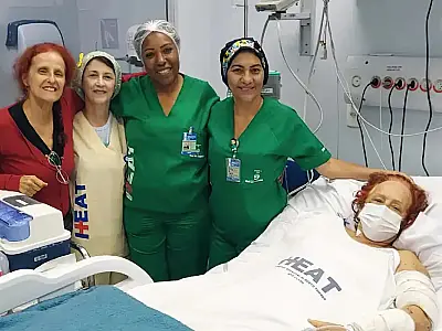 Escritora atacada por pit bulls recebe alta após 13 dias internada