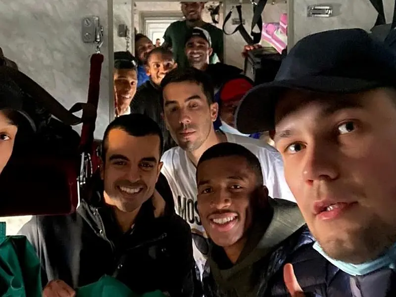Jogadores deixam hotel em Kiev e iniciam viagem para deixar Ucrânia