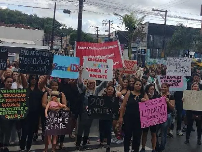 Profissionais da educação básica entram em greve e realizam manifestação em Itanhaém