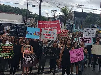 Profissionais da educação básica entram em greve e realizam manifestação em Itanhaém