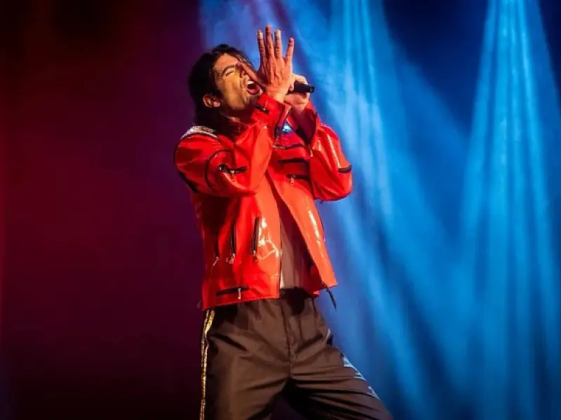 Tributo ao cantor Michael Jackson é opção no Teatro Procópio Ferreira neste sábado (30)