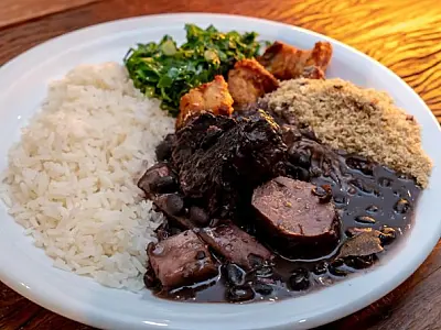 Tradicional feijoada do Comfort Hotel ganha tempero caipira durante o mês de junho