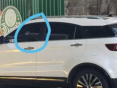 Carro do lateral-esquerdo Jorge, do Palmeiras, é apedrejado nas proximidades do CT