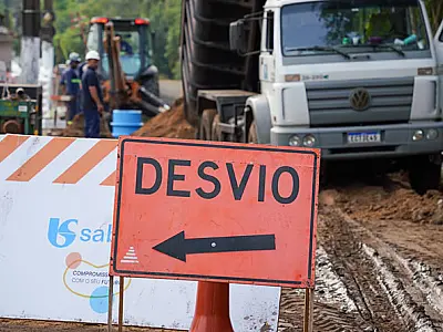 Sabesp faz obras de rede coletora de esgoto de 26/05 a 07/06 na Av. Ayrton Senna, em Praia Grande/SP