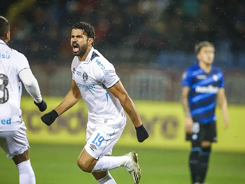 Em campo encharcado, Grêmio vence 'batalha' com Huachipato e avança