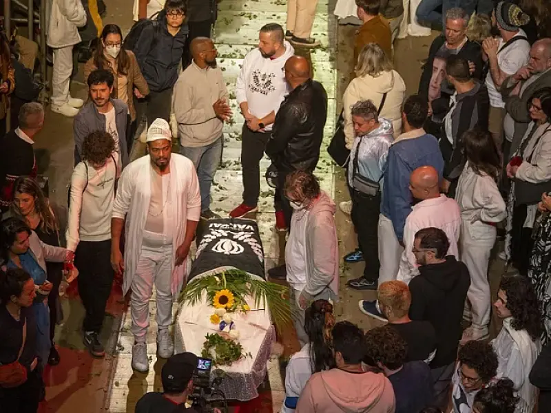 Corpo de Zé Celso é velado no Teatro Oficina por multidão