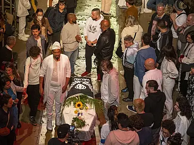 Corpo de Zé Celso é velado no Teatro Oficina por multidão