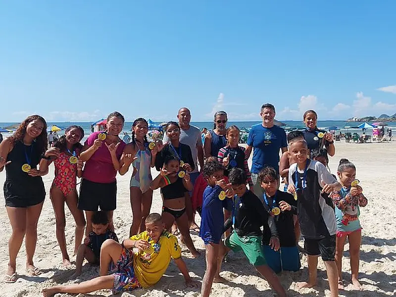 Aulão de surfe fortalece a inclusão social de crianças atendidas pelos Caecs em Guarujá