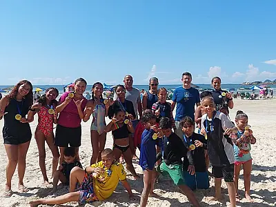 Aulão de surfe fortalece a inclusão social de crianças atendidas pelos Caecs em Guarujá