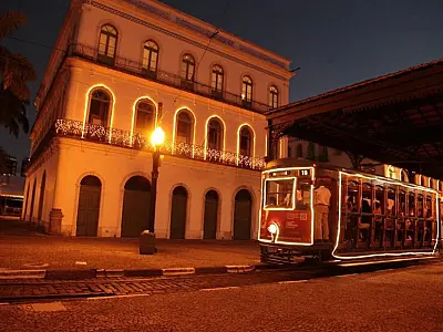 Bonde de Santos chega a dois milhões de passageiros e brinda com cerveja artesanal
