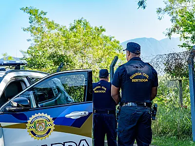 Homem é capturado pela CGM enquanto subtraía fios aterrados