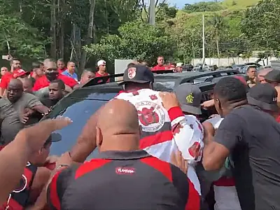 Torcedores fazem protesto na frente do Ninho do Urubu devido ao desempenho do time nos últimos jogos
