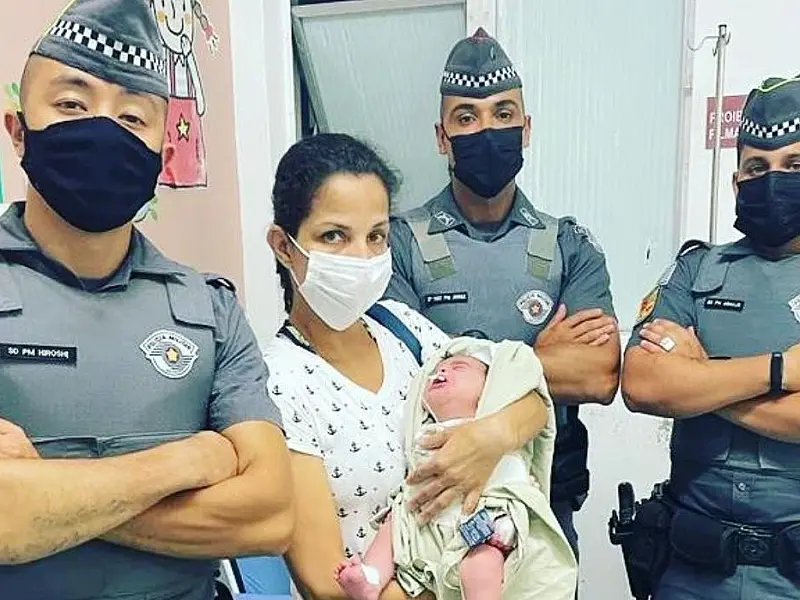 Bebê de apenas um mês de vida é salvo por policias após engasgo