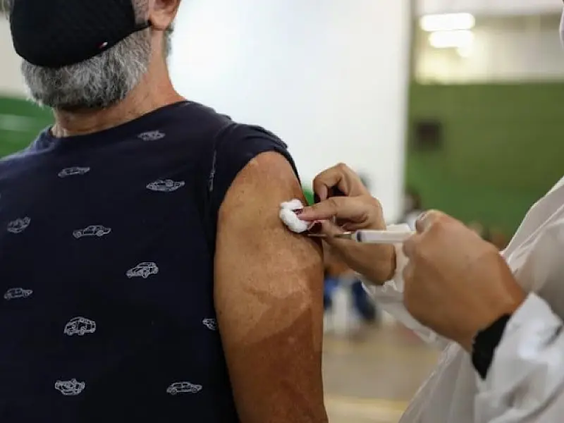 Cidade de Santos começa com novo esquema vacinal contra Covid-19 para evitar desperdício de doses