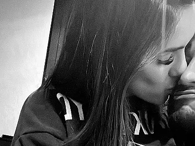 Neymar compartilha foto romântica com a namorada