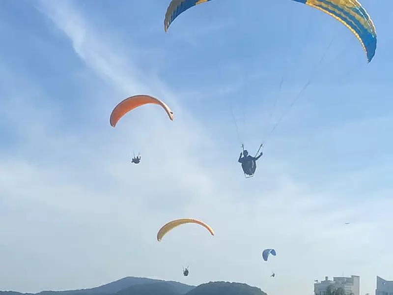 Campanha de doação de sangue em Guarujá oferece desconto em voo de parapente