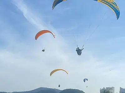 Campanha de doação de sangue em Guarujá oferece desconto em voo de parapente