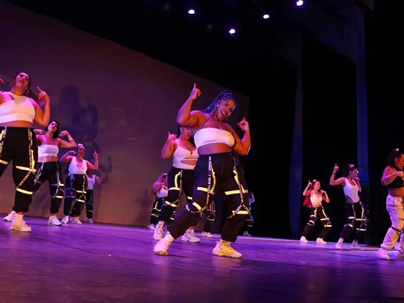 Cerca de 800 alunos das vilas criativas de Santos mostram talento em Festival de Dança