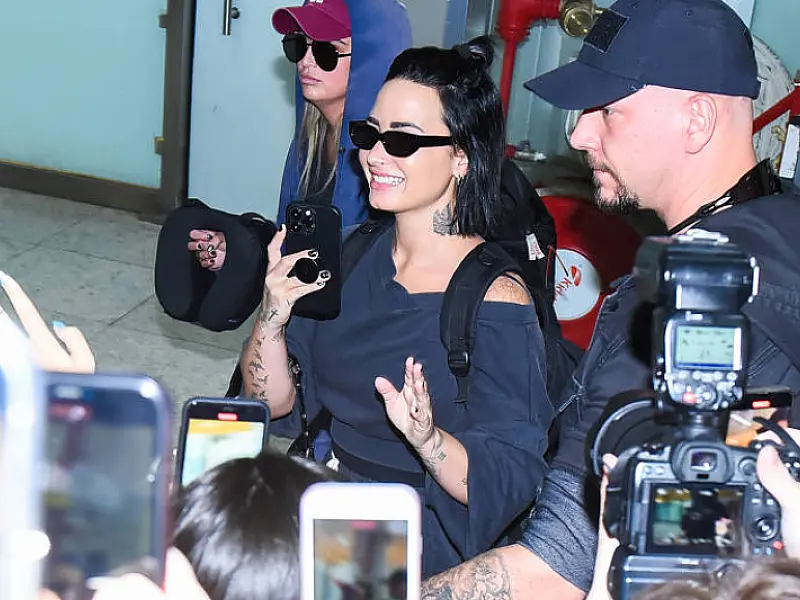 Fãs se aglomeram em aeroporto para ver desembarque de Demi Lovato para o The Town