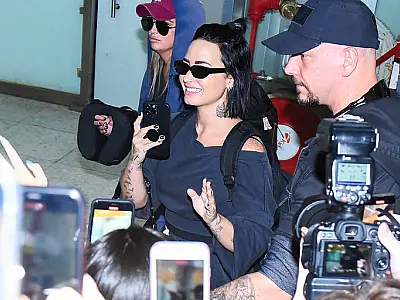 Fãs se aglomeram em aeroporto para ver desembarque de Demi Lovato para o The Town