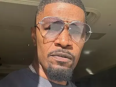 Jamie Foxx é visto pela primeira vez quase três meses após internação
