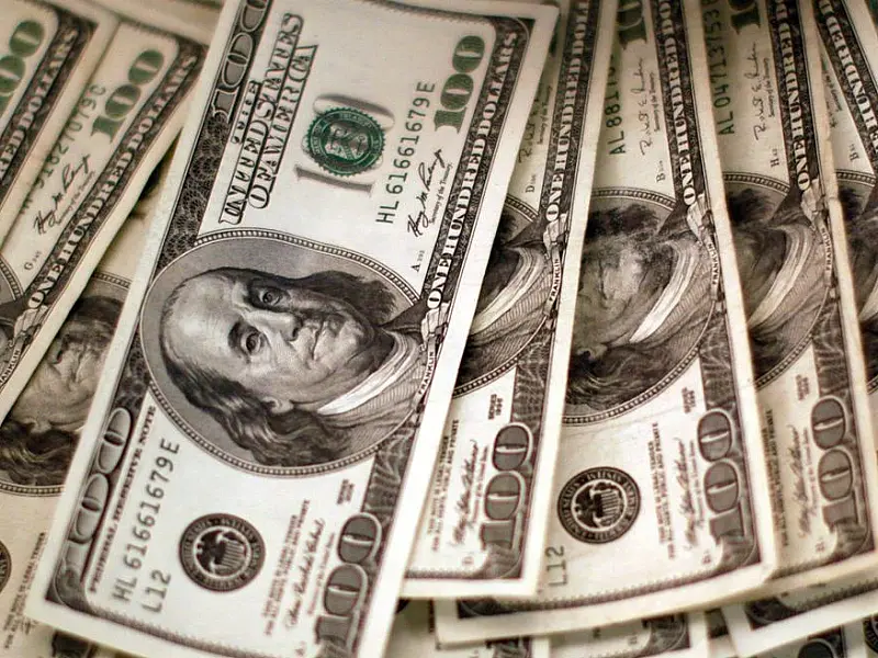 Dólar sobe mesmo após Copom elevar Selic e Bolsa tem correção