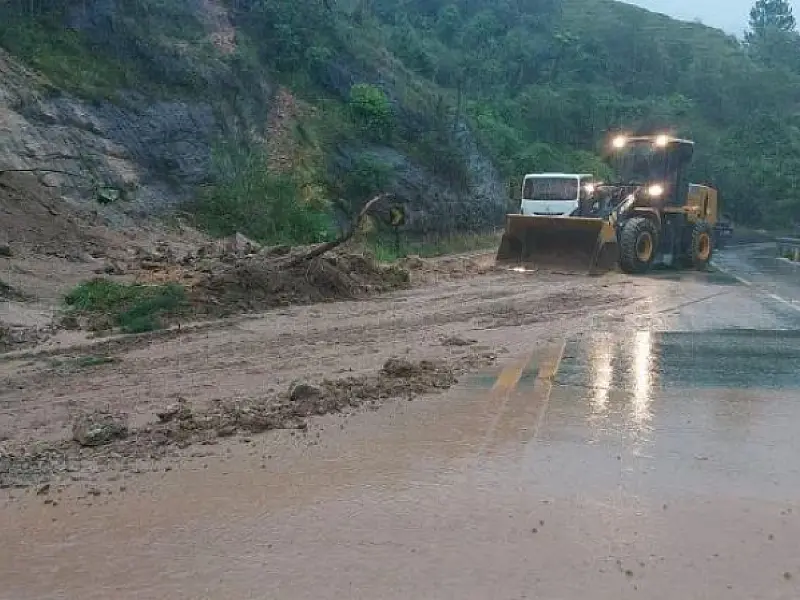 Estradas do litoral de SP ainda estão bloqueadas em 17 pontos